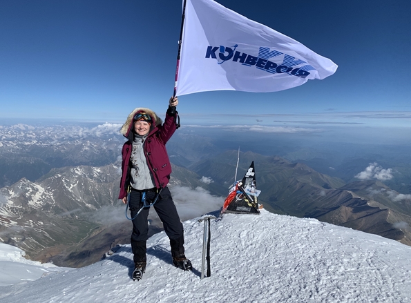 Флаг ООО «Конверсия-ХХI» на Эльбрусе – покоряем новые вершины!